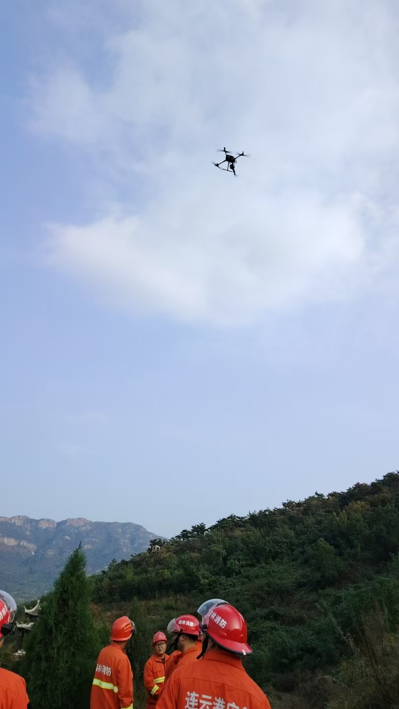 3.無(wú)人機(jī)飛山火.jpg